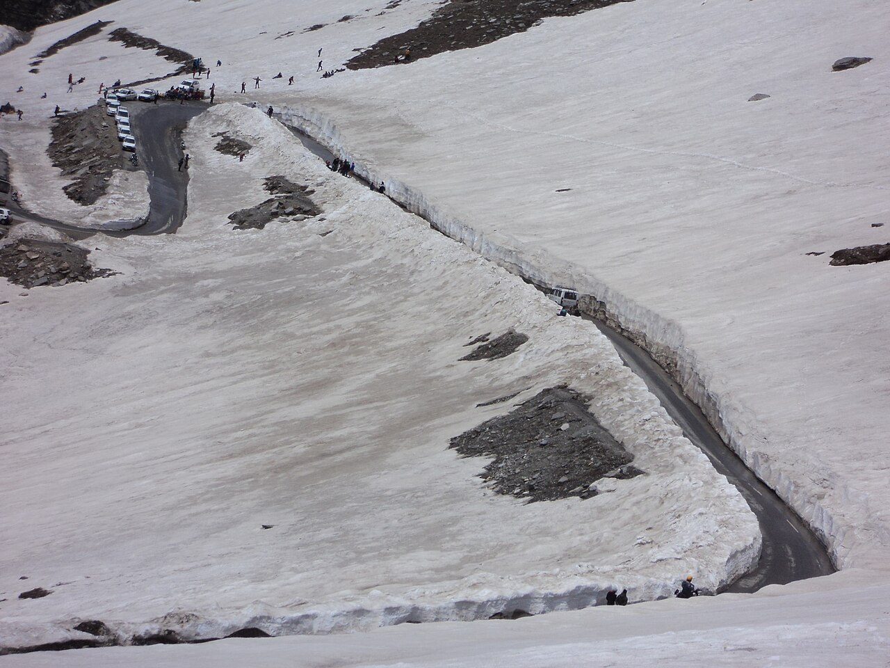 Snowy Himalayan landscape for seasonal travel planning